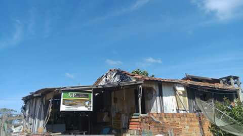 Família em casa condenada pela Defesa Civil pede ajuda, em Capivari de Baixo