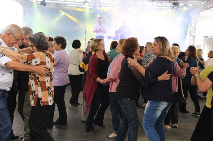 Com grande público, Baile da 3ª Idade abre atividades da 29ª Festa das Etnias
