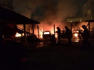 Incêndio criminoso em Imaruí destrói carros e moto em garagem da prefeitura