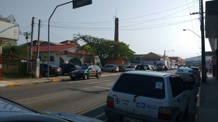 Polícia Civil recolhe documentos em escritório de advocacia, em Meleiro