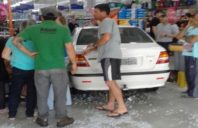 Motorista perde controle da direção e invade mercado, em Arroio do Silva; Veja vídeo