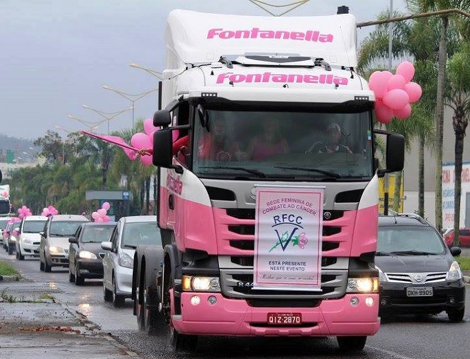 Carreta personalizada da Fontanella Transportes participa da Carreata Rosa, em Criciúma