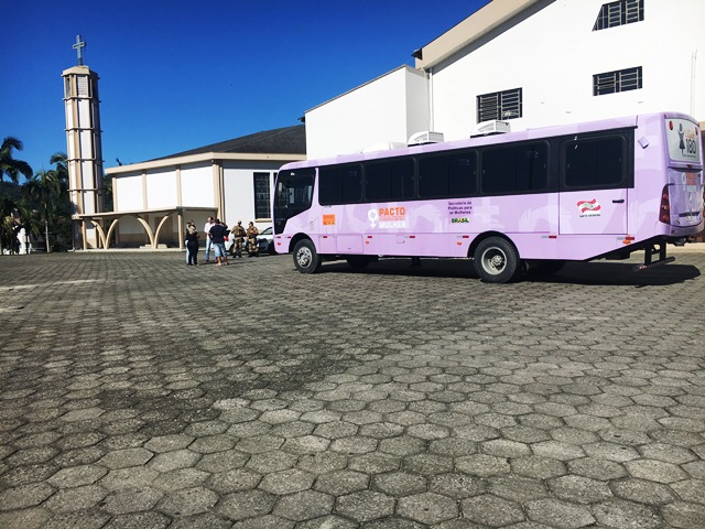 Ônibus Lilás chega a Regional de Braço do Norte