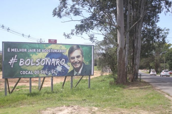 Outdoors pró-Bolsonaro se proliferam pela RegiãoOutdoors pró-Bolsonaro se proliferam pela Região
