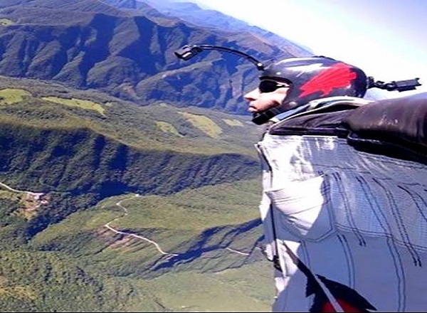 Maior recordista brasileiro de salto de paraquedas voa pela Serra do Rio do Rastro