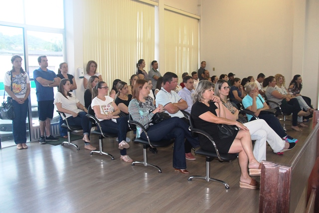 Secretária interina de Educação apresenta ações e projetos aos vereadores de Lauro Müller