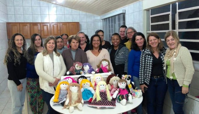 Mais de 400 bonecas de pano são confeccionadas para doação