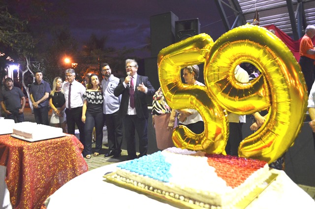 Siderópolis comemora 59 anos com festa e distribuição de bolo na praça