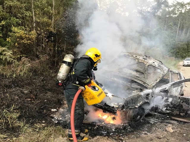 Veículo é destruído por incêndio, em Lauro Müller