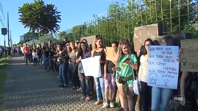 Em protesto em Lages, estudantes pedem fim do assédio no trajeto para universidade
