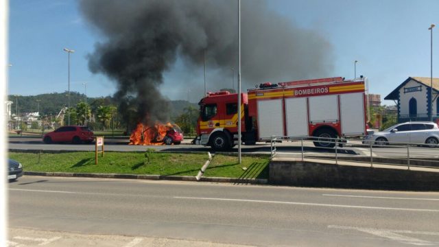 Veículo pega fogo em frente ao Parque das Nações, em Criciúma2