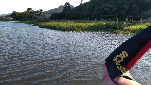 Bombeiros realizam busca por jovem que desapareceu após cair de jet-ski em rio de Imbituba