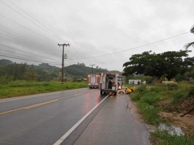 Veículo colide em poste na SC-370, em Braço do Norte