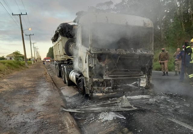 ATUALIZADA: Acidente entre caminhão, carro e motocicleta deixa dois mortos em Balneário Ricão