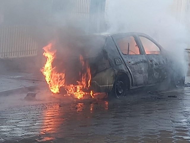 Veículo é destruído por incêndio em Içara