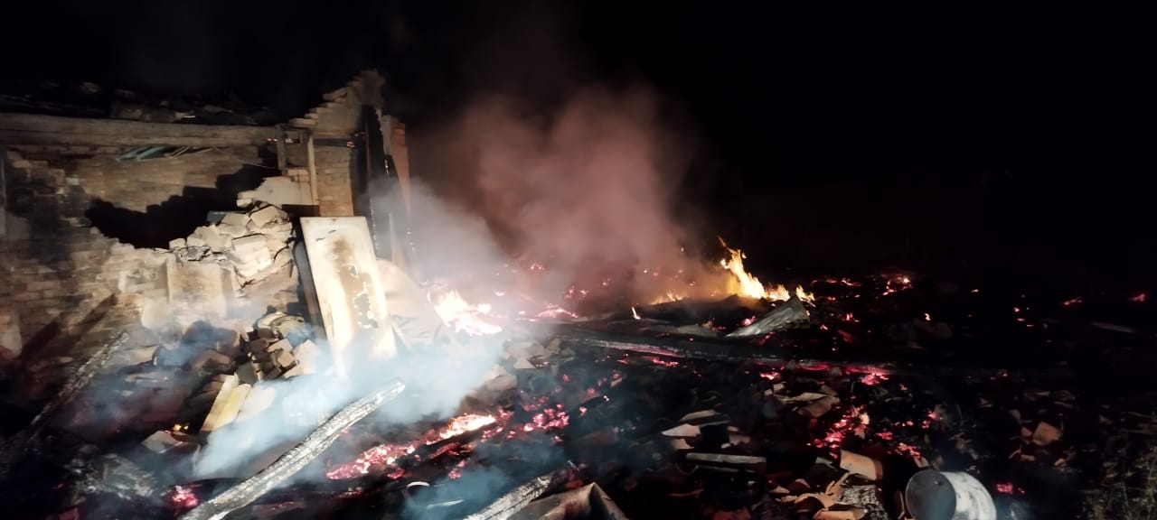 Incêndio destrói galpão de 180 metros quadrados em Santa Rosa do Sul