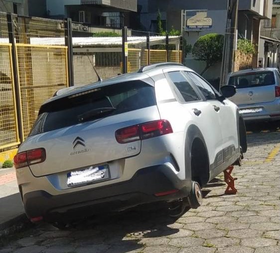 Carro tem os quatro pneus furtados enquanto dono assistia jogo do Tigre em  Criciúma - Sulinfoco