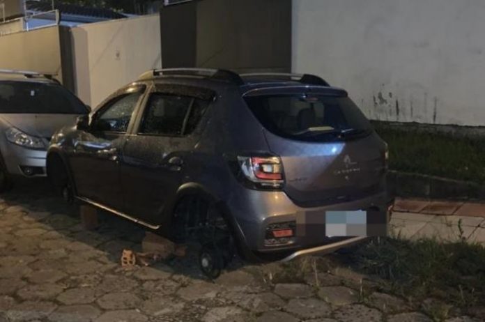 Carro tem os quatro pneus furtados enquanto dono assistia jogo do Tigre em  Criciúma - Sulinfoco