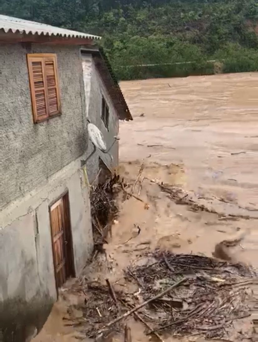 Casa é arrastada pelo rio em Orleans
